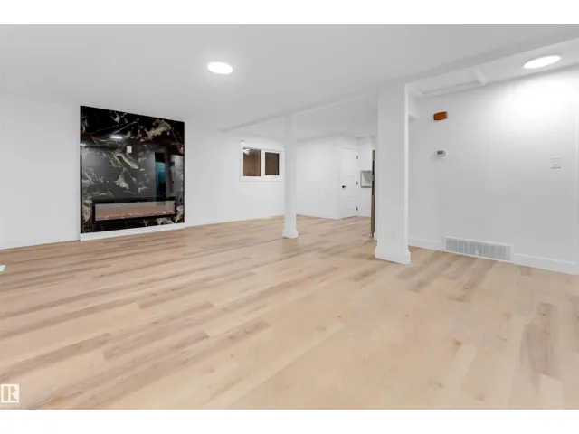 7303 130 AV NW NW, Edmonton, Alberta T5C1Y1