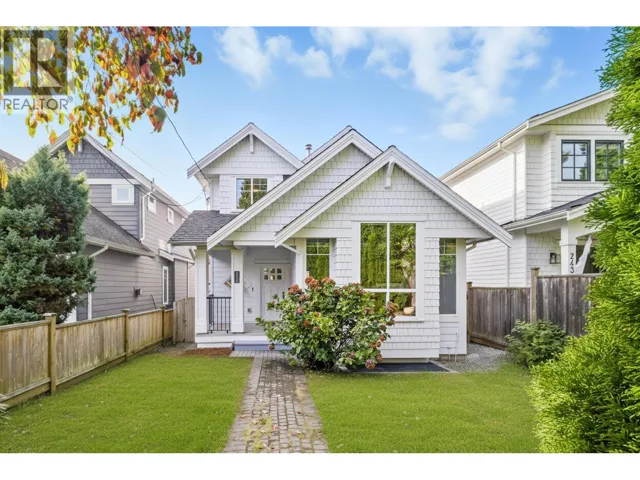 2411 GEORGE STREET, North Vancouver, British Columbia V7P2N4