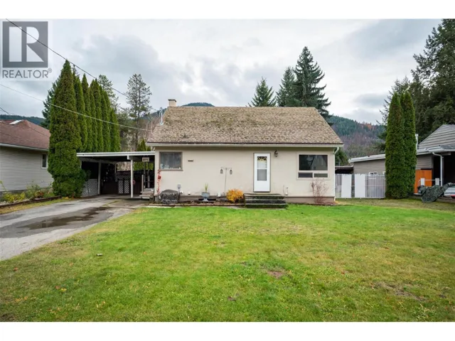 895 9th Avenue, Montrose, British Columbia V0G1P0