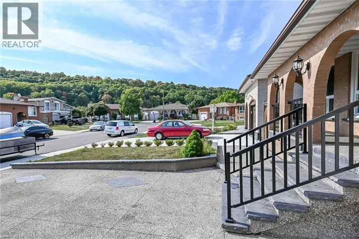 28 TARA Court, Hamilton, Ontario L8K6E6