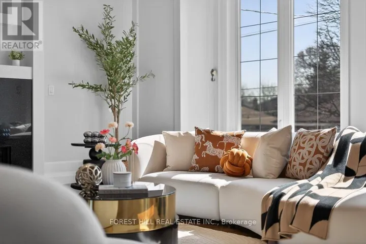 26 MADAWASKA AVENUE, Toronto (Newtonbrook East), Ontario M2M2P9