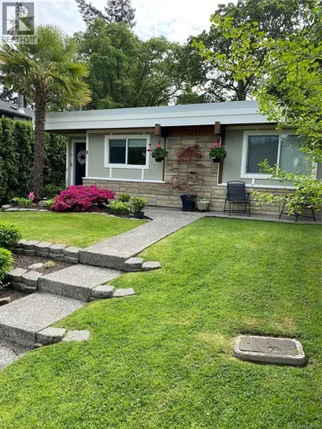 1051 Chesterfield Rd, Saanich, British Columbia V8Z2T9