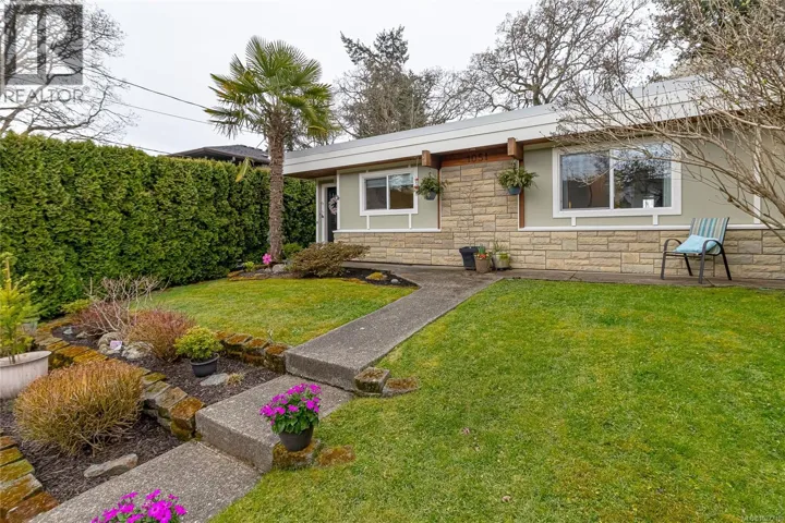 1051 Chesterfield Rd, Saanich, British Columbia V8Z2T9
