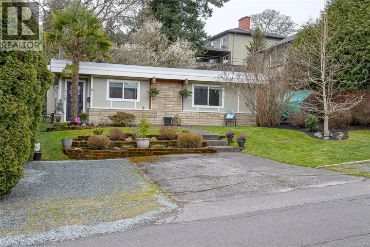 1051 Chesterfield Rd, Saanich, British Columbia V8Z2T9