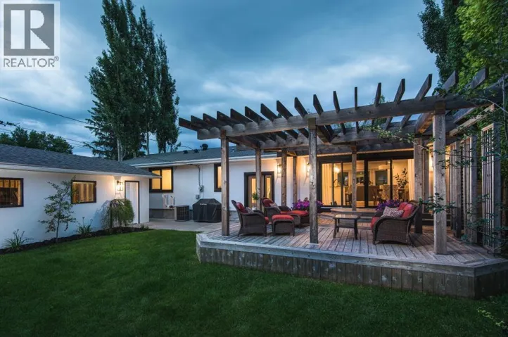 15 Wildwood Drive SW, Calgary, Alberta T3C3C6