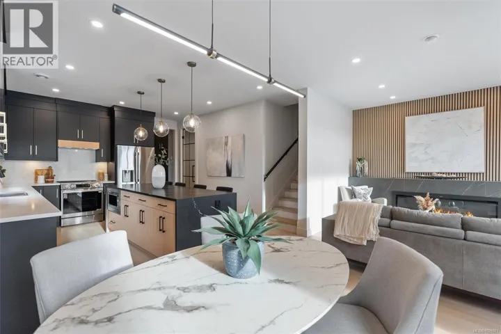 2 588 Whiteside St, Saanich, British Columbia V8Z1Y6