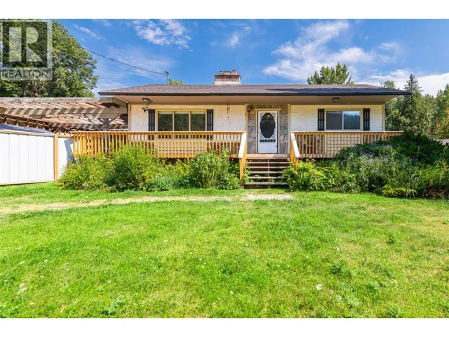 9005 3 & 95 Highway, Yahk, British Columbia V0B2P0