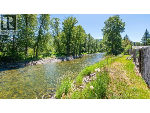 9005 3 & 95 Highway, Yahk, British Columbia V0B2P0