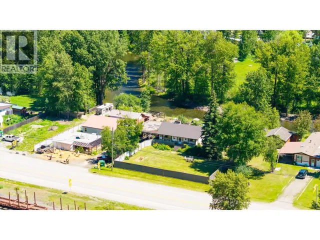 9005 3 & 95 Highway, Yahk, British Columbia V0B2P0