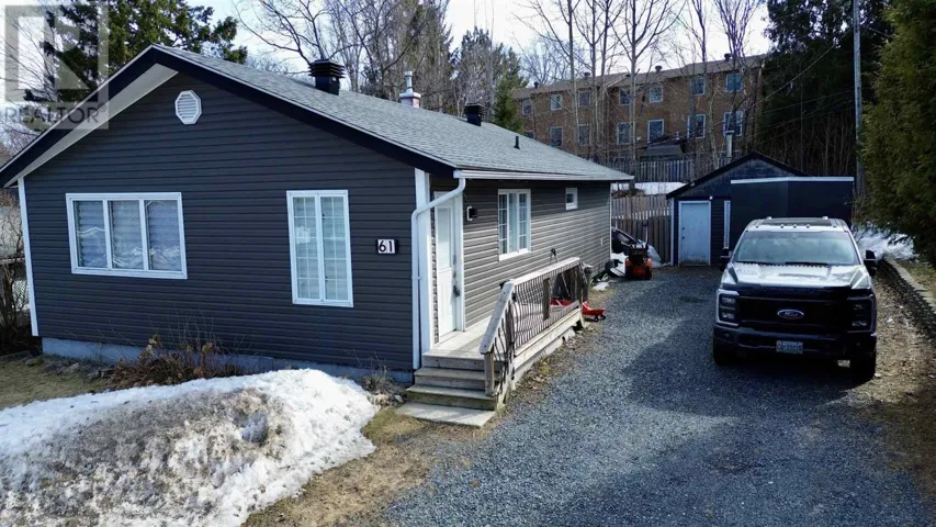 61 Axmith AVE, Elliot Lake, Ontario P5A1B5
