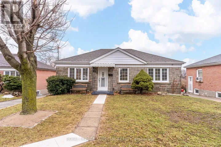 18 FAIRWEATHER ROAD, Toronto (Brookhaven-Amesbury), Ontario M6M4C7