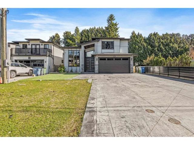 2128 OAKRIDGE CRESCENT, Abbotsford, British Columbia V2T6A8