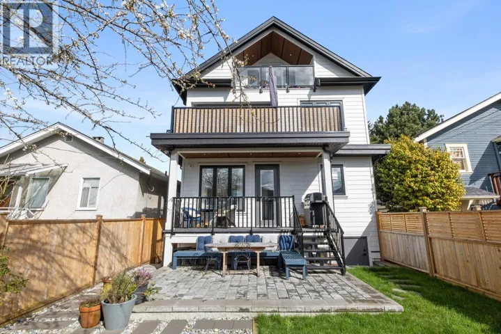 2558 DUNDAS STREET, Vancouver, British Columbia V5K1P8