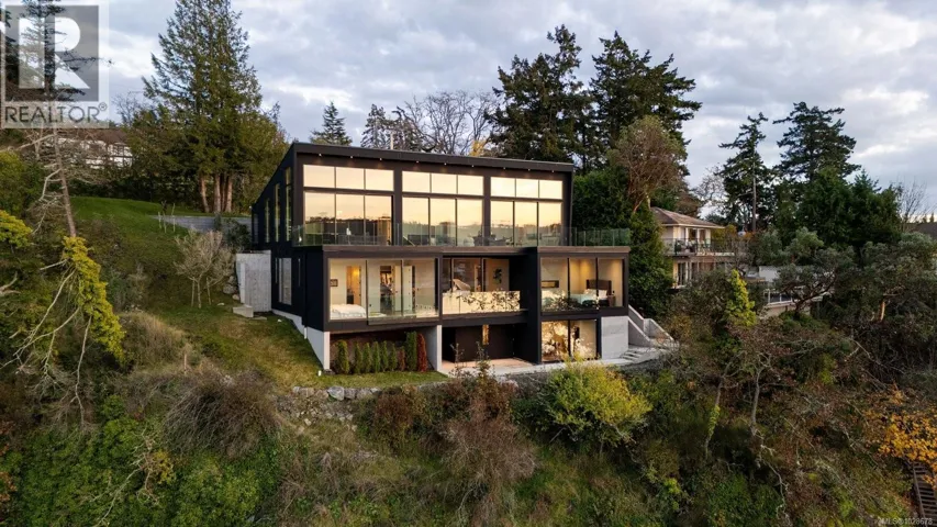 2701 Sea View Rd, Saanich, British Columbia V8N1K7