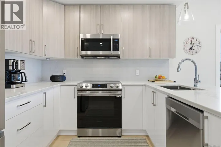 301 7098 Wallace Dr, Central Saanich, British Columbia V8M1E9