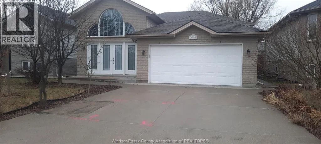 4255 ZURICH AVENUE, Windsor, Ontario N9G2Z7