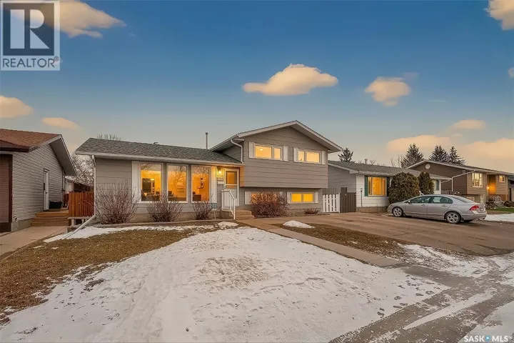 1043 Corman CRESCENT, Moose Jaw, Saskatchewan S6H6V5