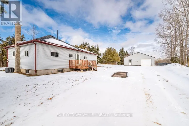 18 DANDELION DRIVE, Whitewater Region, Ontario K0J1Y0