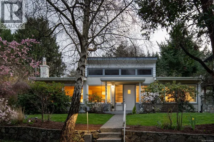 2533 Sinclair Rd, Saanich, British Columbia V8N1P7