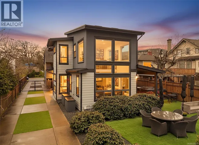 838 Old Esquimalt Rd, Esquimalt, British Columbia V9A4X1