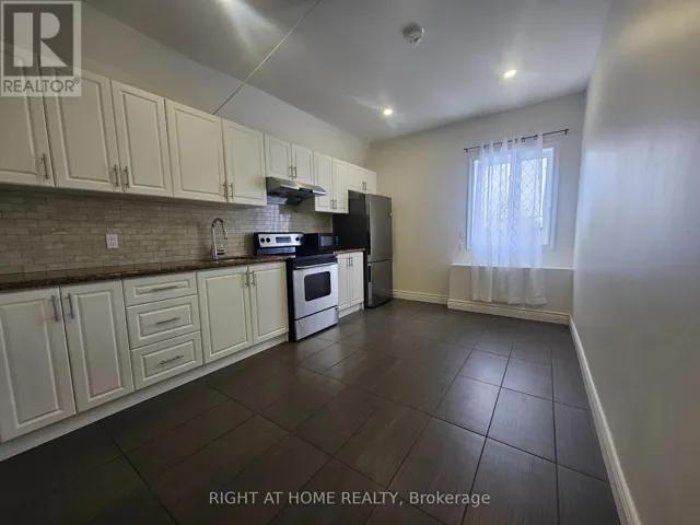 UPPER #1 - 17 BARRIE STREET, Bradford West Gwillimbury (Bradford), Ontario L3Z2A1