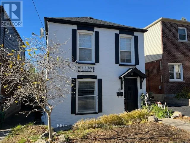 52 BERESFORD AVENUE, Toronto (High Park-Swansea), Ontario M6S3A8