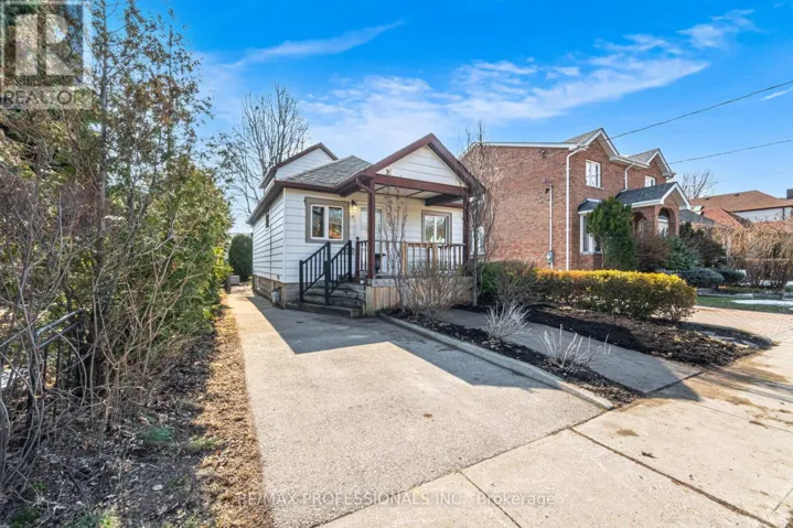 35 WANISKA AVENUE, Toronto (Stonegate-Queensway), Ontario M8Y1R1