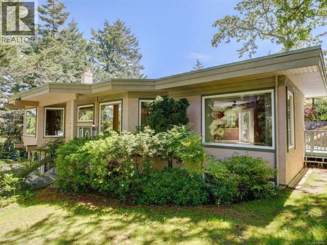1055 Thistlewood Dr, Saanich, British Columbia V8X4V7