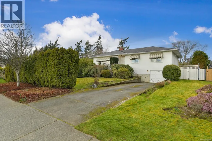 2218 EDGELOW St, Saanich, British Columbia V8N1R5