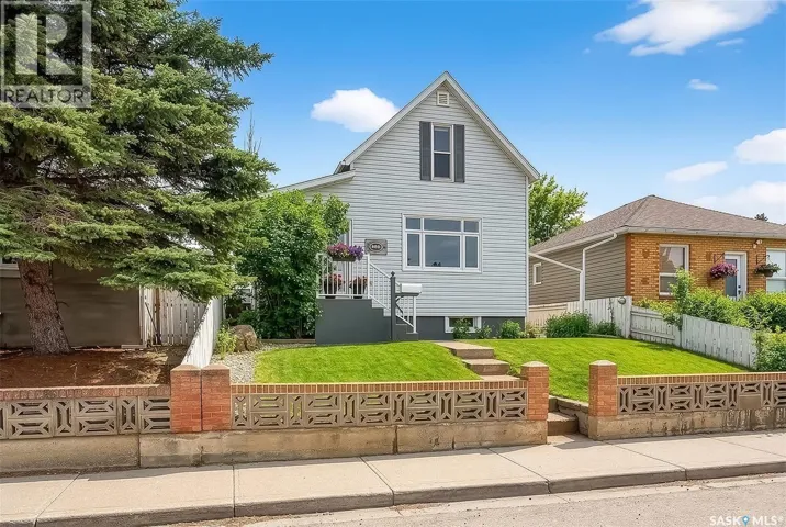 1037 Lillooet STREET W, Moose Jaw, Saskatchewan S6H4Z9