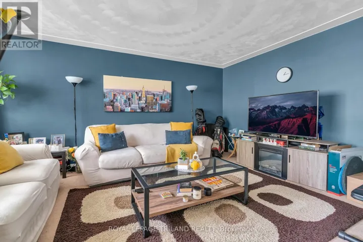 A - 195B CEDARVALE CRESCENT, Waterloo, Ontario N2L4T3