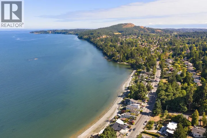 5015 Cordova Bay Rd, Saanich, British Columbia V8Y2K1