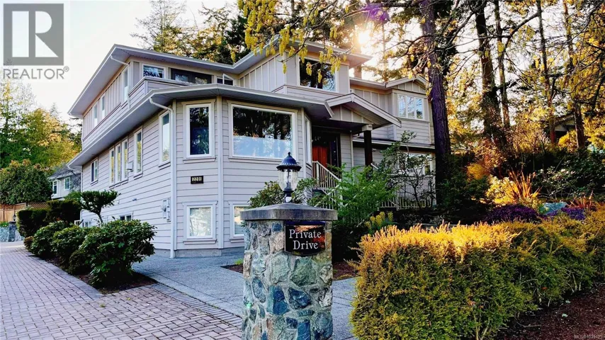 2201 ARBUTUS COVE Lane, Saanich, British Columbia V8N6N7