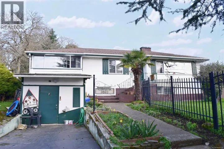 3803 Merriman Dr, Saanich, British Columbia V8P2S9