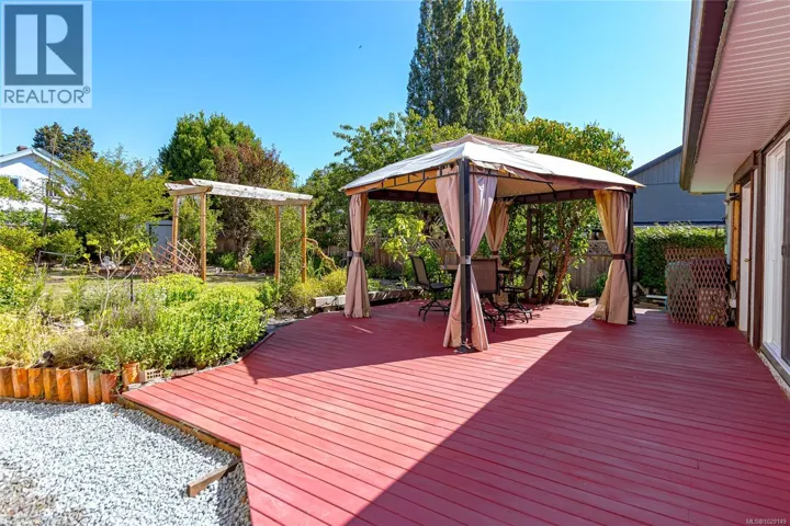 862 Canterbury Rd, Saanich, British Columbia V8X3E6