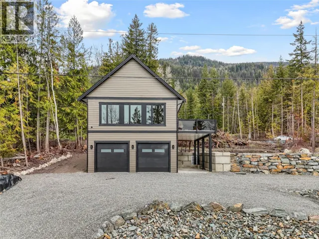 7455 Stampede Trail, Anglemont, British Columbia V0E1M8