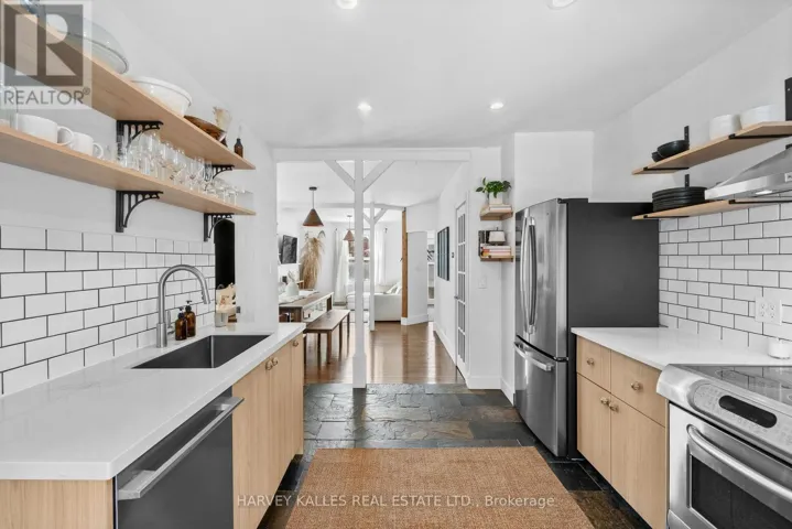 14 MANITOBA STREET, Toronto (Mimico), Ontario M8Y1C7