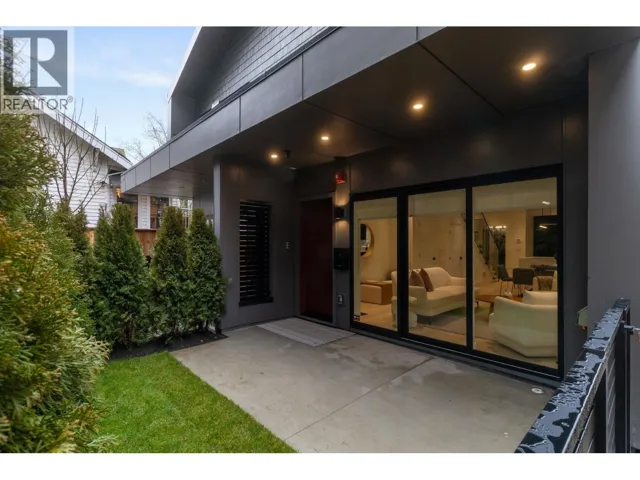 2 2539 GRANT STREET, Vancouver, British Columbia V5K3G6