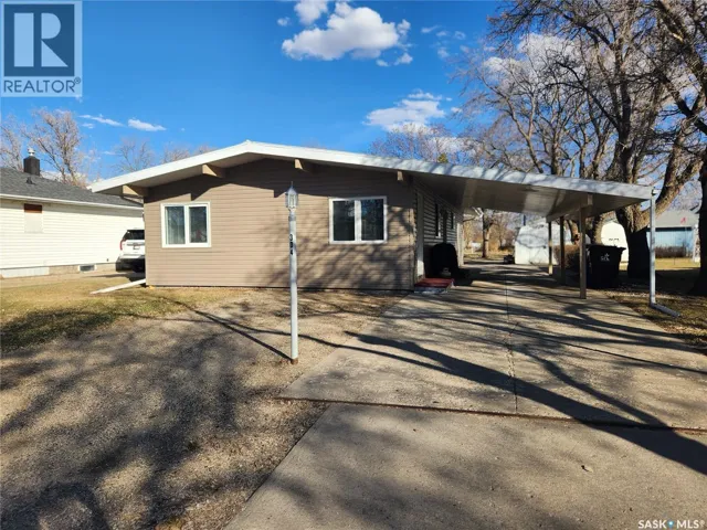 304 Second AVENUE E, Lampman, Saskatchewan S0C1N0