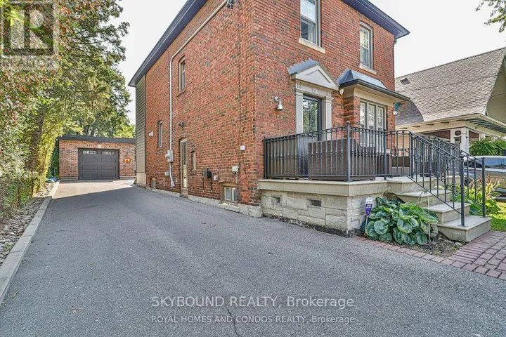 LOWER - 19 MIDBURN AVENUE, Toronto (Crescent Town), Ontario M4C2C8
