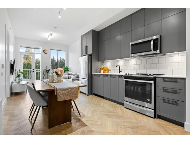 425 14968 101A AVENUE, Surrey, British Columbia V3R0E8