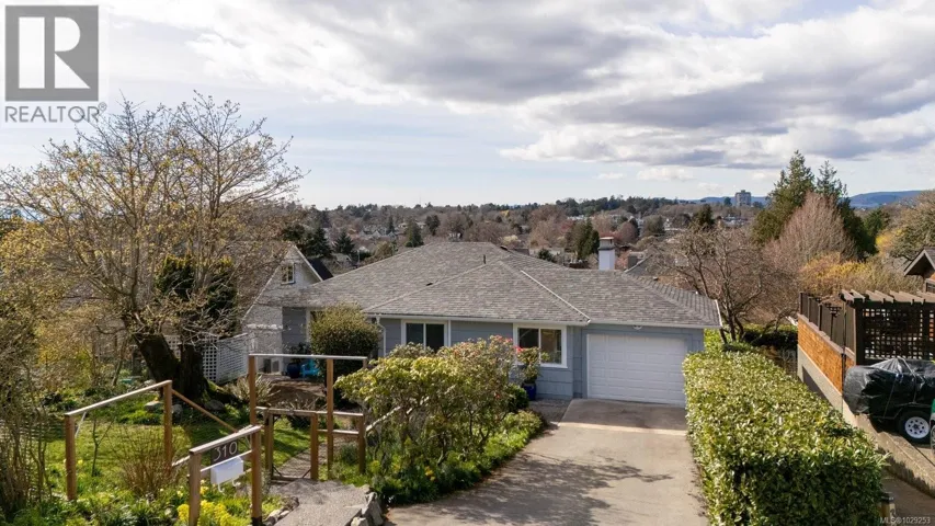 310 Windermere Pl, Victoria, British Columbia V8S3J3