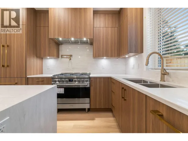 2055 E 4TH AVENUE, Vancouver, British Columbia V5N1K5