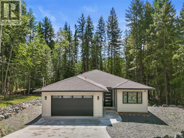 7279 Birch Close, Anglemont, British Columbia V0E1M8