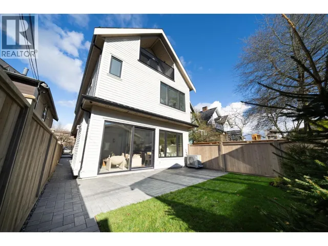 2 864 E 16TH AVENUE, Vancouver, British Columbia V5T2V6