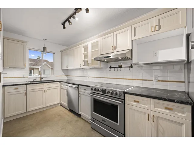 302 5556 201A STREET, Langley, British Columbia V3A8K5