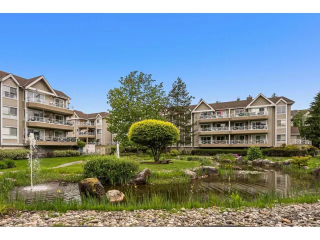 302 5556 201A STREET, Langley, British Columbia V3A8K5