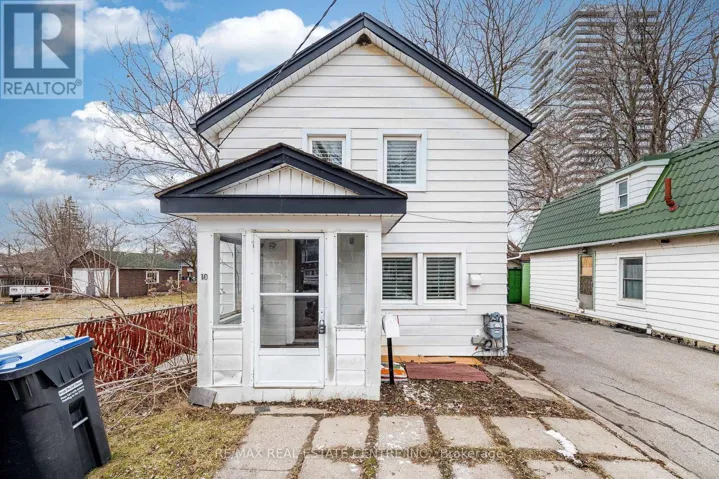 18 HILLCREST AVENUE, Brampton (Queen Street Corridor), Ontario L6W1Y8