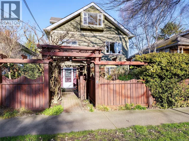1152 Chapman St, Victoria, British Columbia V8V2T6