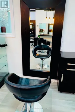 5-CHAIR#1 - 17335 YONGE STREET, Newmarket (Central Newmarket), Ontario L3Y8Z2